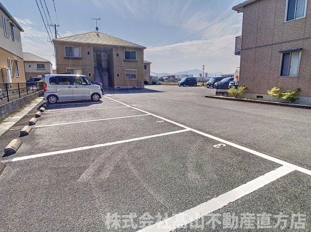 宮若市本城のアパートの駐車場