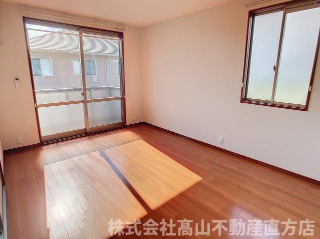 宮若市本城のアパートの居間・リビング