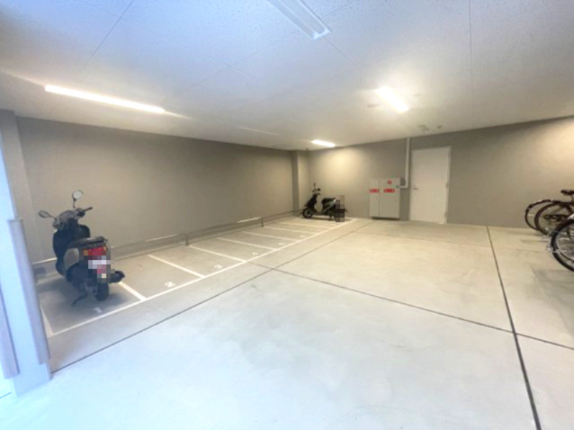 MAXIV CROS 江坂の駐車場