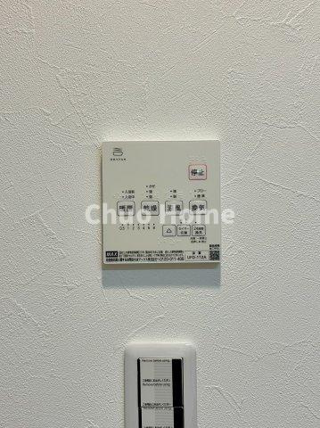 江戸川区南葛西3丁目中古住宅の冷暖房・空調設備|【浴室乾燥機】暖房・冷風・換気・乾燥が可能です。毎日を快適に過ごせるうれしい機能が揃っています。雨の日の洗濯物も安心です。