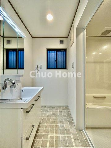 江戸川区南葛西3丁目中古住宅の脱衣所|【洗面所】明るい洗面所は朝をすっきりさせてくれる空間です。バタバタしている忙しい朝でも収納が多い洗面台では短い時間で効率良く支度ができます。