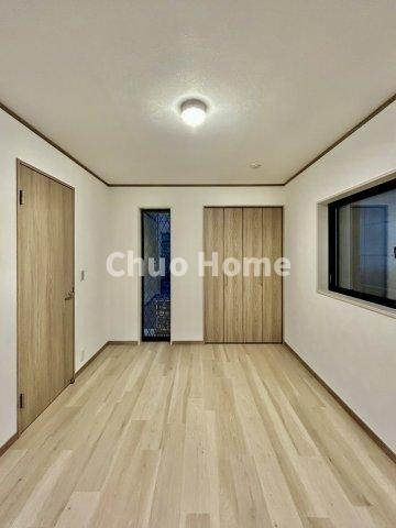 江戸川区南葛西3丁目中古住宅の寝室|【寝室】心と体をゆったりと安らげる主寝室。寝室のゆとりが大きい分だけ、暮らしの安らぎは深まります。一日の疲れを癒すだけでなく、ご夫婦の親密な語らいを紡ぎ出します