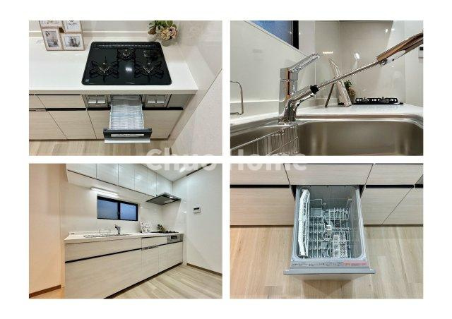 江戸川区南葛西3丁目中古住宅のキッチン|【システムキッチン】ワイドで収納豊富な使い勝手の良いシステムキッチンには、食洗器・伸縮タイプのキッチン水栓、三ツ口コンロ・魚焼きグリルなどの便利な設備が標準完備されています。