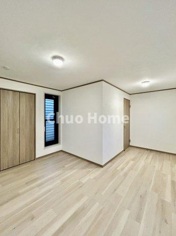 江戸川区南葛西3丁目中古住宅の洋室|【洋室】快適に過ごす条件は、一人ひとり違います。だからこそ飾り過ぎないシンプルな内装と偏り過ぎないデザインで統一しております。居住していく中でオーナー様だけの【マイホーム】に創り上げて下さい