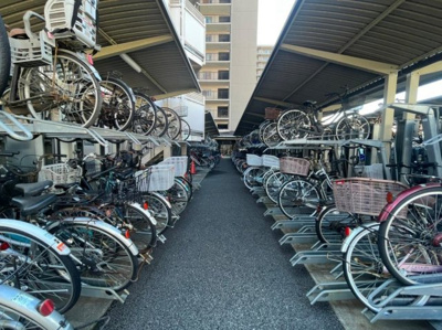 【駐輪場】 | ルネ住之江 | 【駐輪場】屋根ございますので、雨で自転車が濡れないのは、嬉しいポイントですね☆