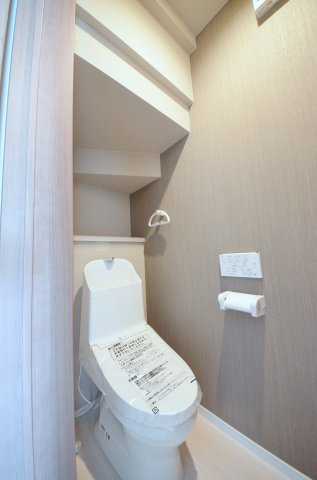 上平良のトイレ|ウォシュレット付トイレ。収納スペースもあります。