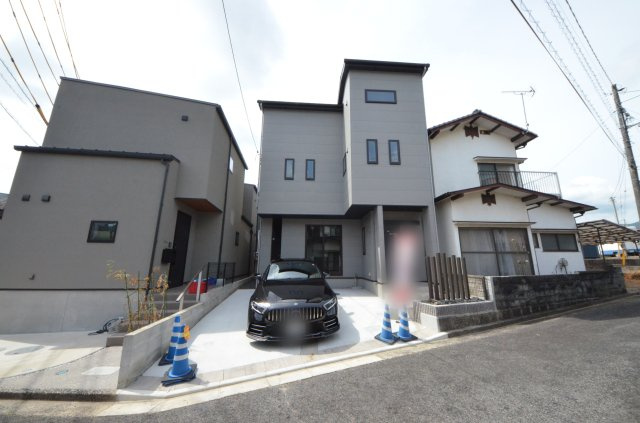 上平良の外観|廿日市市役所前電停徒歩14分、JR廿日市駅徒歩19分
駐車2台可能です
