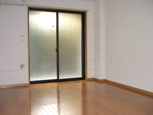 アンプルールフェールプリミエールの居間・リビング|８．６帖の広々したお部屋です