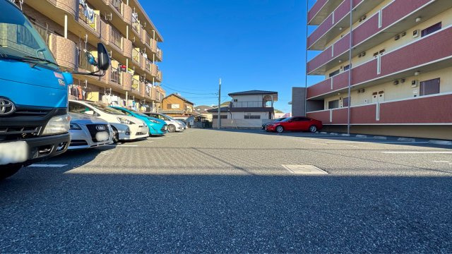 ポリシエの駐車場