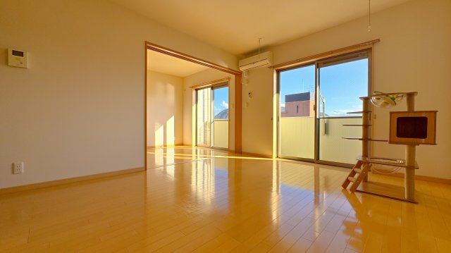 ポリシエの居間・リビング|※反転タイプの間取となります。
　ホームステージングの写真となります。