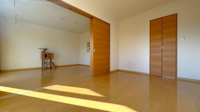 ポリシエの洋室|※反転タイプの間取となります。
　ホームステージングの写真となります。
