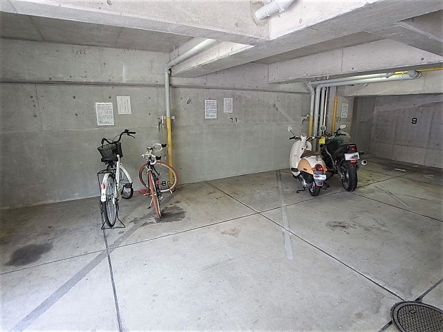 パルメゾン北町のその他共用部分|敷地内の屋内バイク置き場も有ります