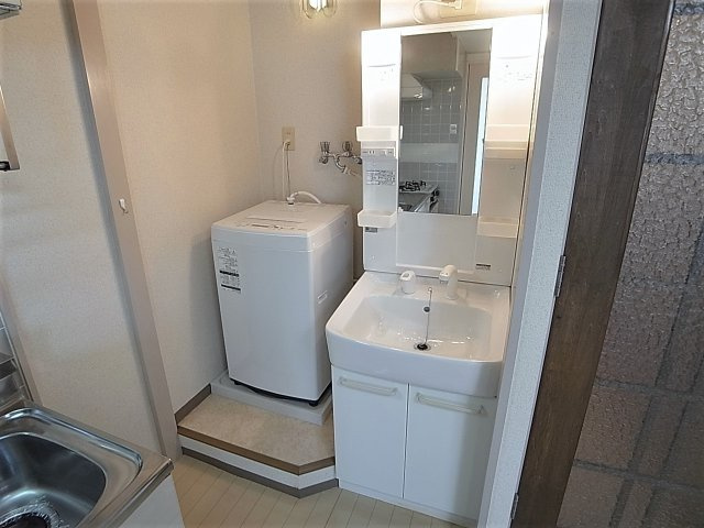パルメゾン北町の洗面所|シャワー付き洗面、洗濯機も付いてます