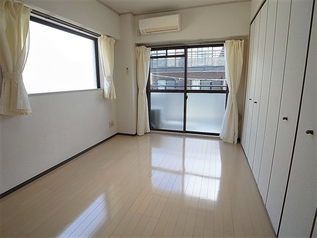 パルメゾン北町の居間・リビング|角部屋で窓が多く明るいです