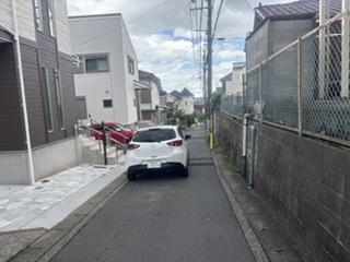 【前面道路含む現地写真】 | 横浜市泉区中田東2丁目　全1棟 | 前面道路