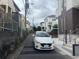 【前面道路含む現地写真】 | 横浜市泉区中田東2丁目　全1棟 | 前面道路