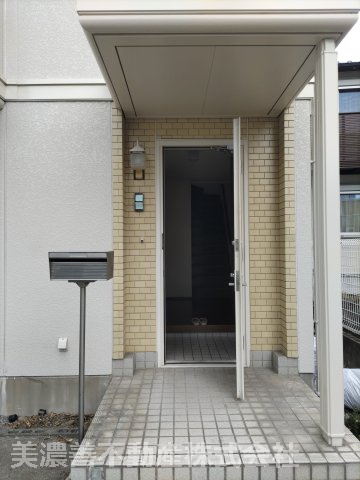 ６７１８６　岐阜市伊吹町中古戸建ての玄関