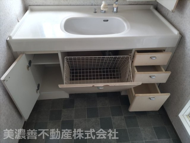 ６７１８６　岐阜市伊吹町中古戸建ての独立洗面台