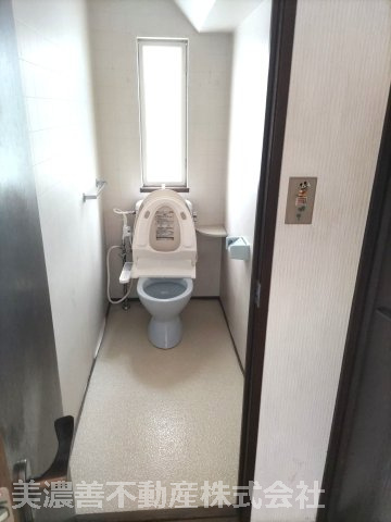 ６７１８６　岐阜市伊吹町中古戸建てのトイレ