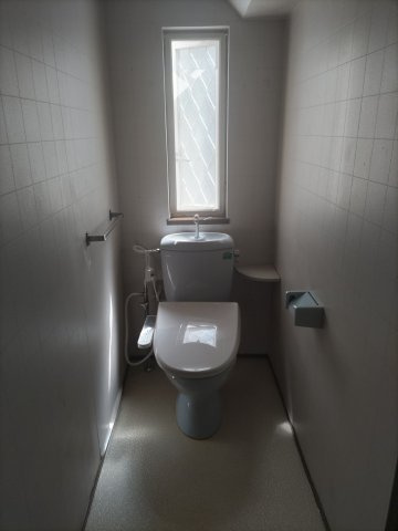 ６７１８６　岐阜市伊吹町中古戸建てのトイレ