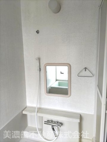 ６７１８６　岐阜市伊吹町中古戸建ての浴室