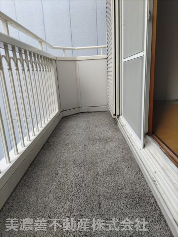 ６７１８６　岐阜市伊吹町中古戸建てのバルコニー