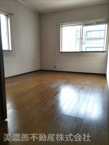 ６７１８６　岐阜市伊吹町中古戸建ての洋室