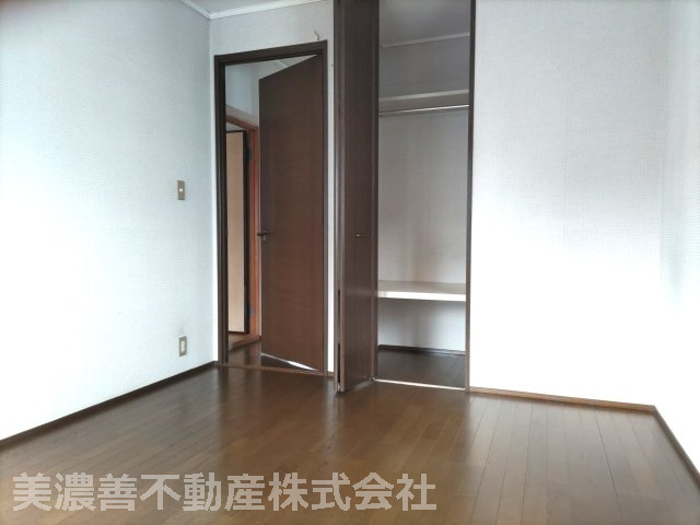 ６７１８６　岐阜市伊吹町中古戸建ての洋室