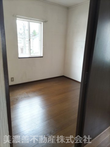 ６７１８６　岐阜市伊吹町中古戸建ての洋室