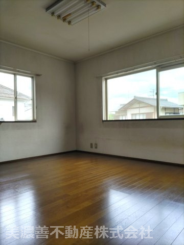 ６７１８６　岐阜市伊吹町中古戸建ての洋室