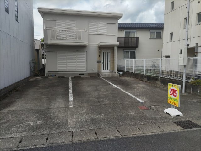 ６７１８６　岐阜市伊吹町中古戸建ての駐車場