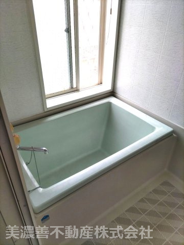 ６７１８６　岐阜市伊吹町中古戸建ての浴室