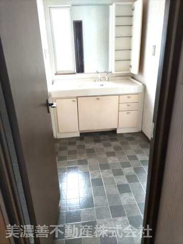 ６７１８６　岐阜市伊吹町中古戸建ての独立洗面台