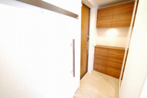 中間市中間１丁目の賃貸マンションの玄関