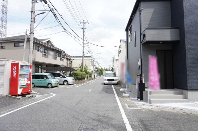 草加市青柳3丁目 新築分譲住宅 の前面道路含む現地写真