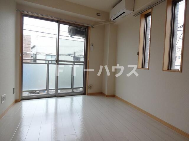 国府台三番館の洋室