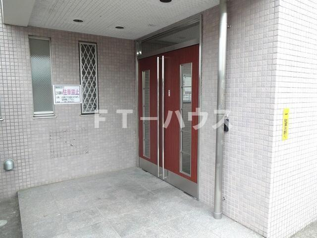 国府台三番館のエントランス