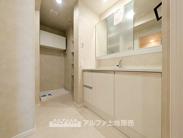プラネ国立さくら通りの独立洗面台|独立洗面台、小物を置くことができて便利です