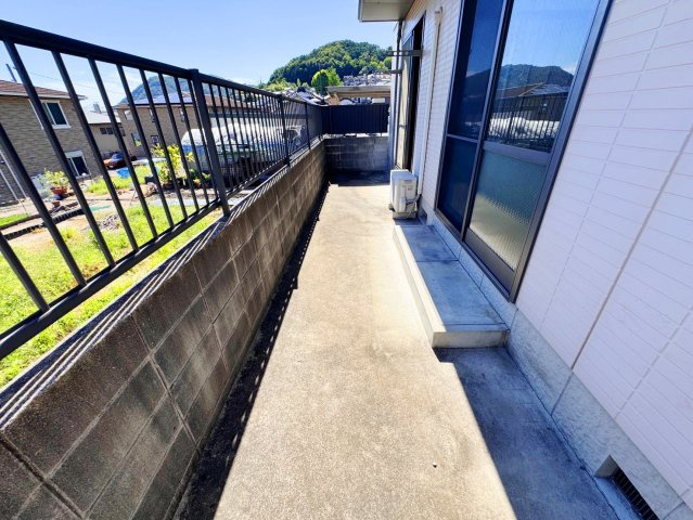 広島市安芸区中野３丁目のアパートのバルコニー
