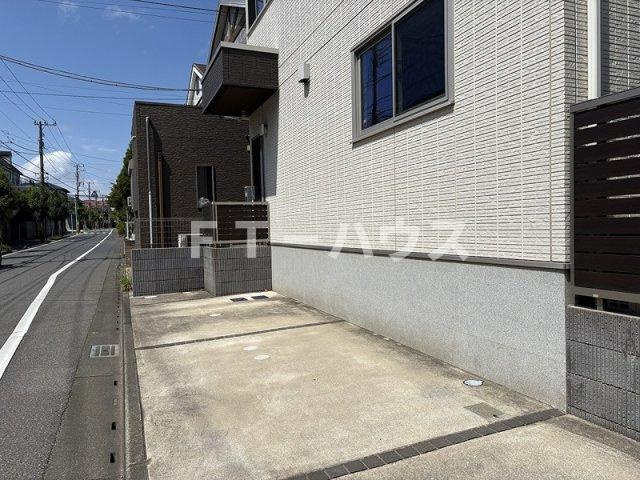 船橋市前貝塚町テラスハウスの駐車場