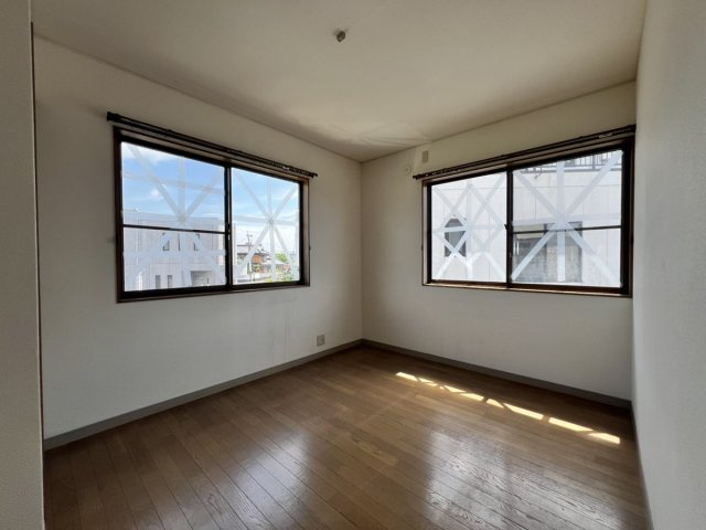 田中町戸建ての洋室