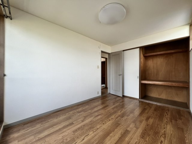 田中町戸建ての洋室