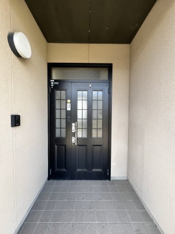 田中町戸建ての玄関