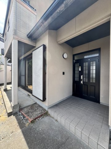 田中町戸建ての玄関