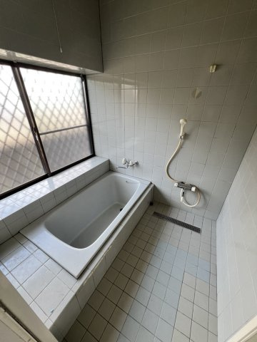田中町戸建ての浴室