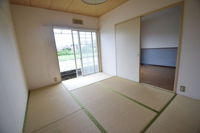 ビレッジサングランデA・Ｂの和室|別角度からです