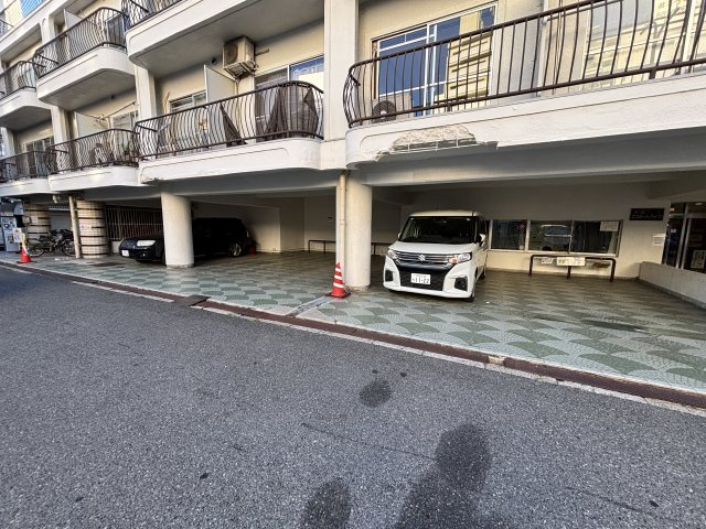 十三エステートハイツの駐車場