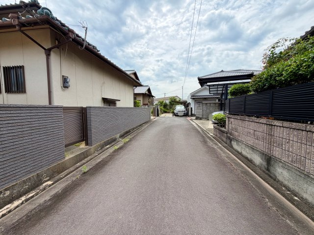 丸亀市飯山町川原　売戸建の前面道路含む現地写真