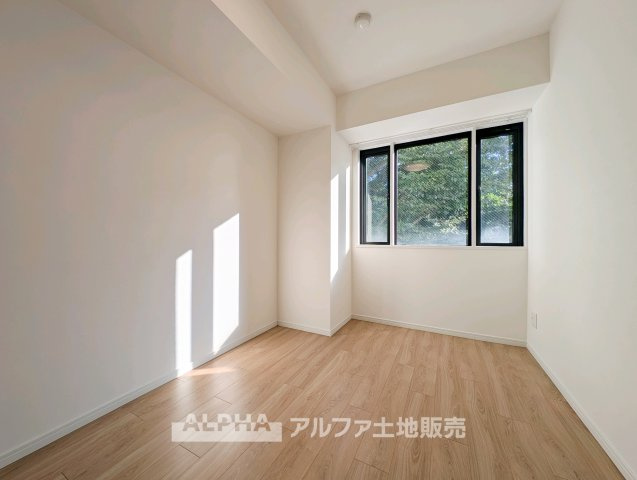 ロイヤル多摩蘭坂ハイツの洋室|コンパクトで使いやすい洋室です