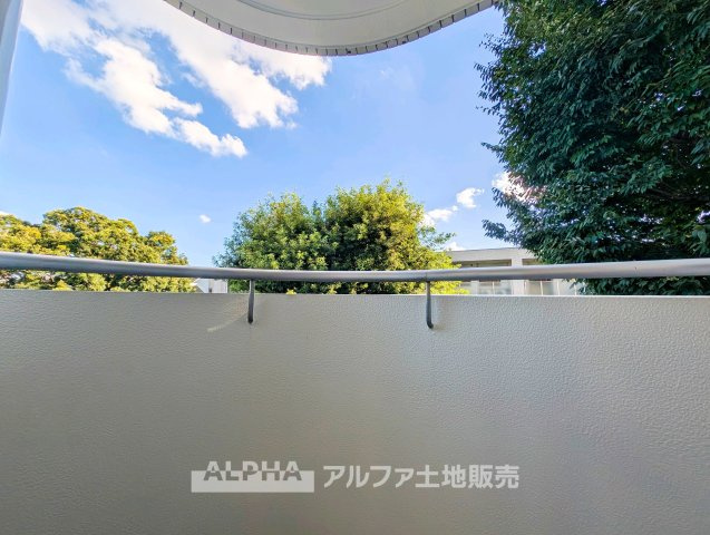 ロイヤル多摩蘭坂ハイツのバルコニー|お洗濯にも便利なバルコニー付き
